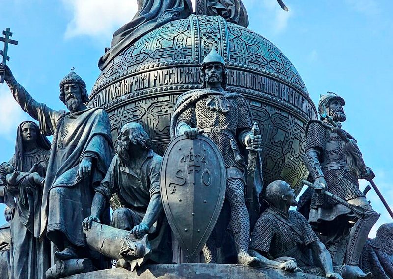 Новгород, памятник
